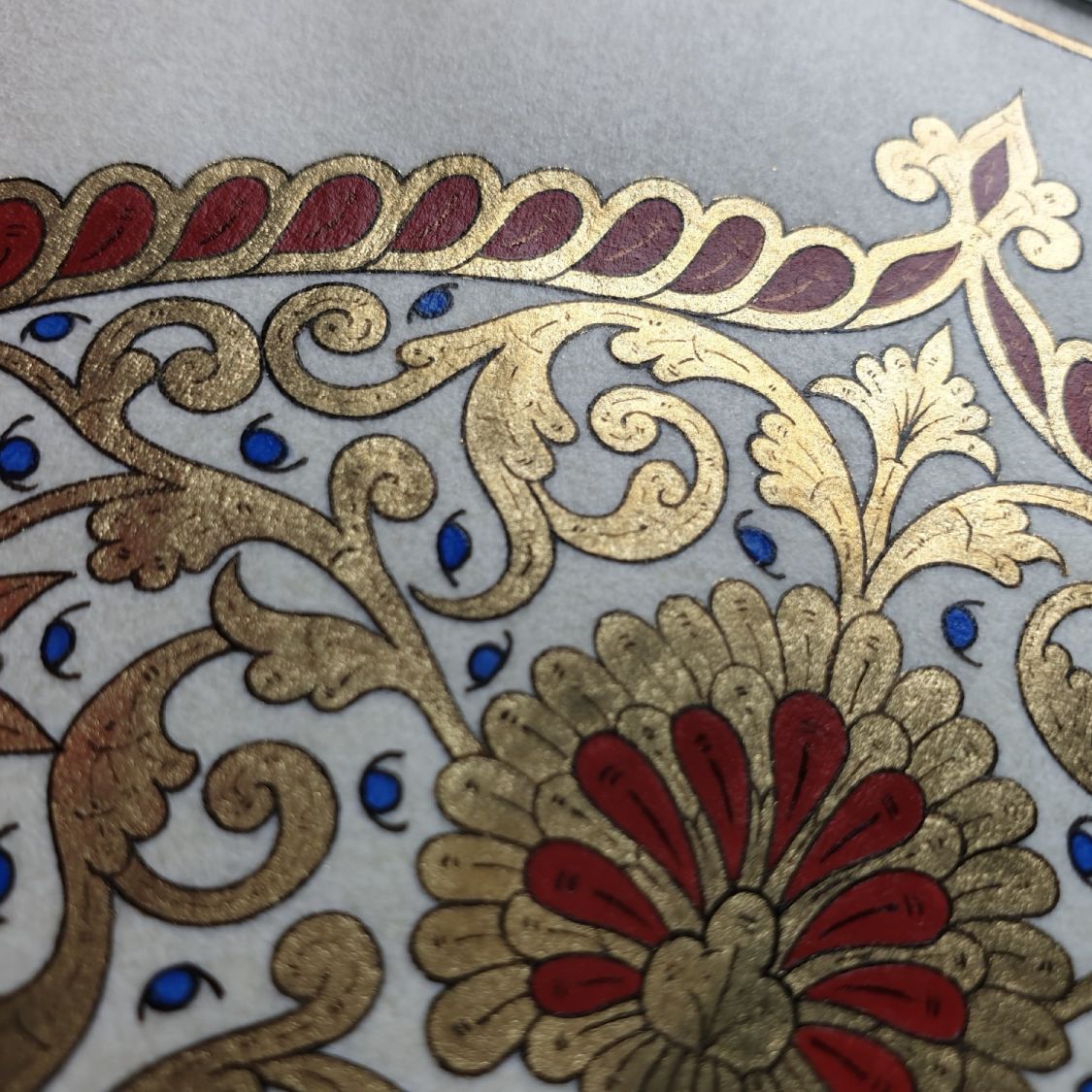 Goud/rood/blauw arabesk verlichting