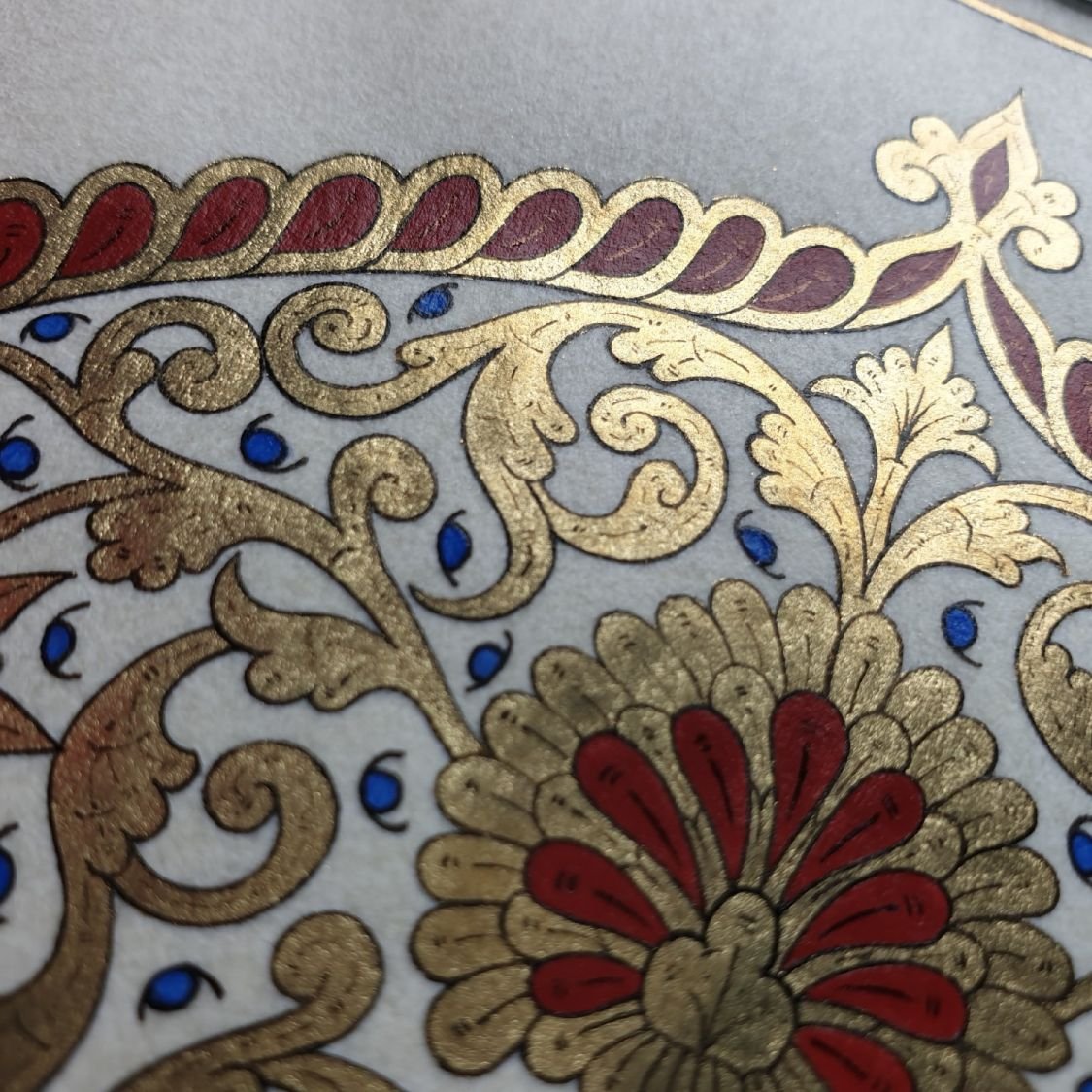 Goud/rood/blauw arabesk verlichting