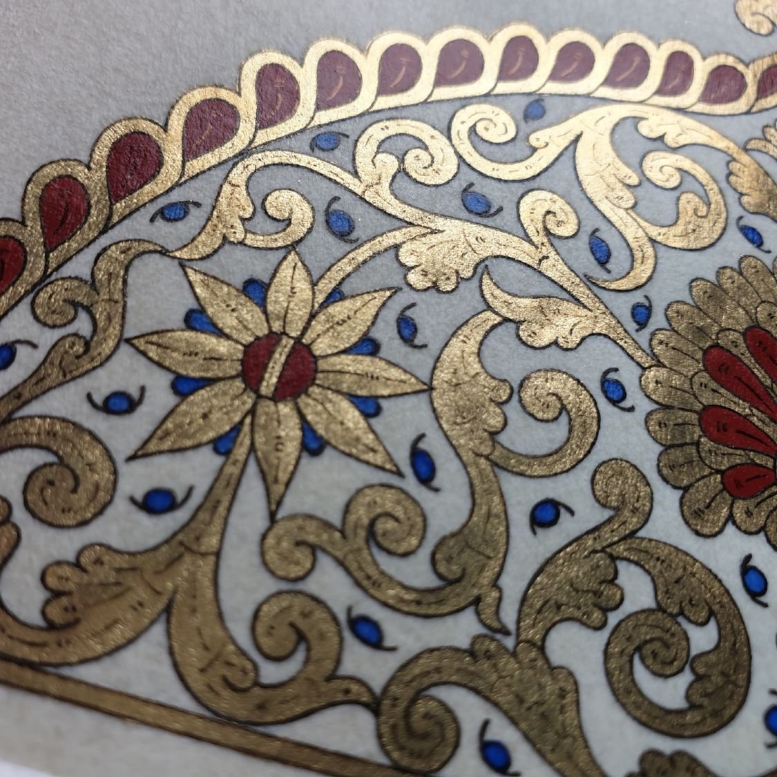 Goud/rood/blauw arabesk verlichting