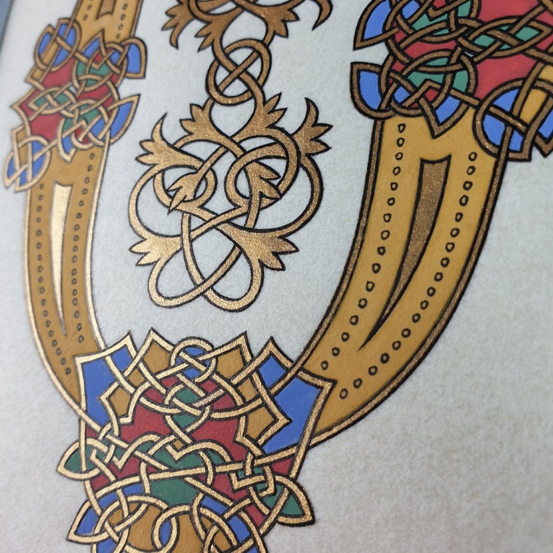 Verlichte letter O in Romaanse stijl
