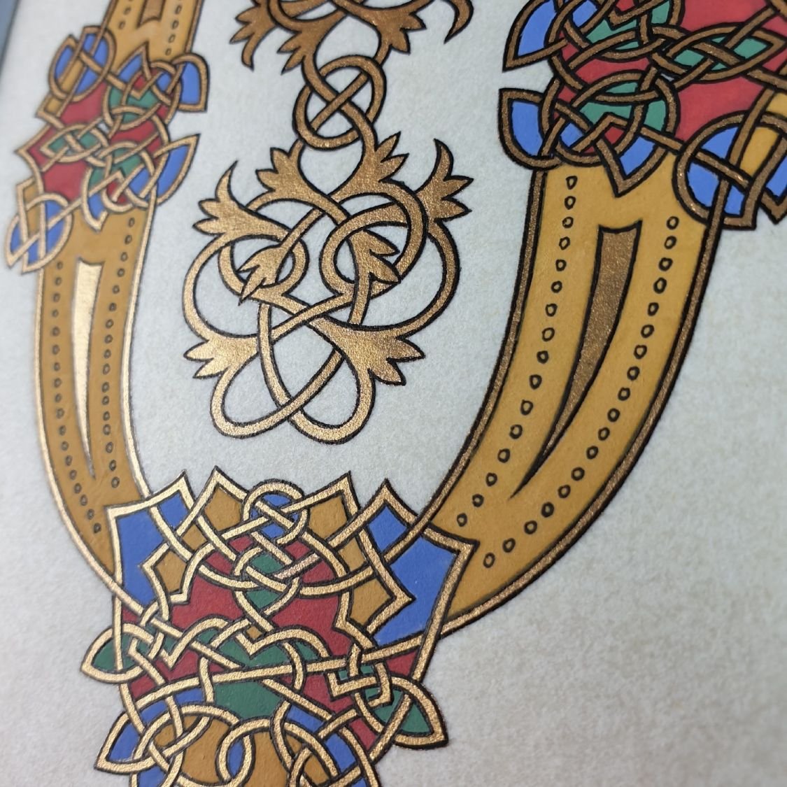 Verlichte letter O in Romaanse stijl