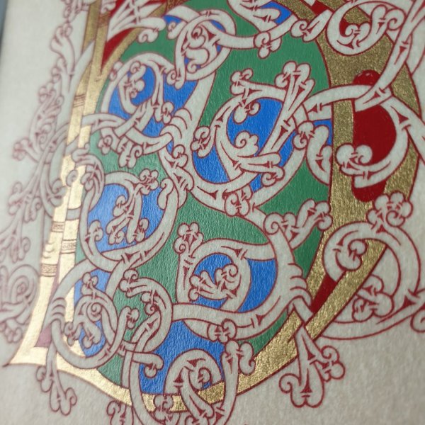 Verlichte letter B in Romaanse stijl