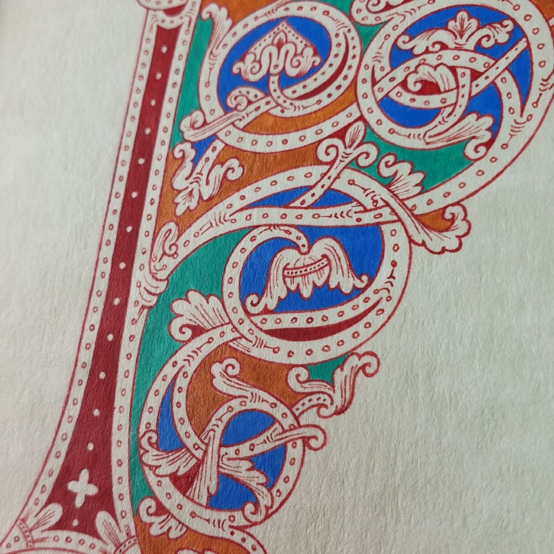 Verlichte letter F in Romaanse stijl