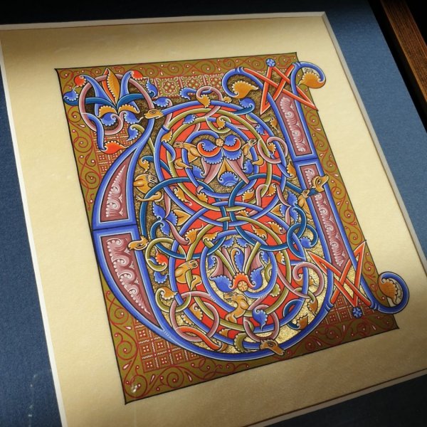 Romaanse verlichte letter U ingelijst