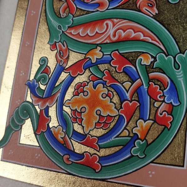 Verlichte letter S in Romaanse stijl