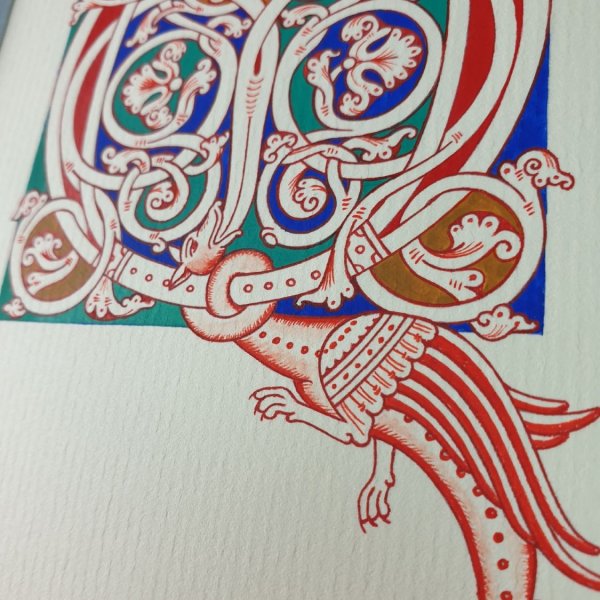 Verlichte letter Q in Romaanse stijl