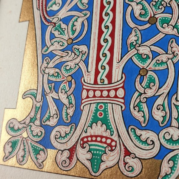 Verlichte letter M in Romaanse stijl