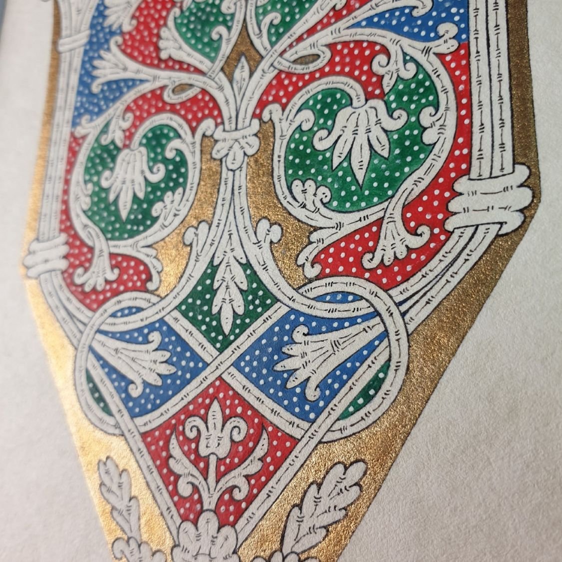 Verlichte letter V in Romaanse stijl