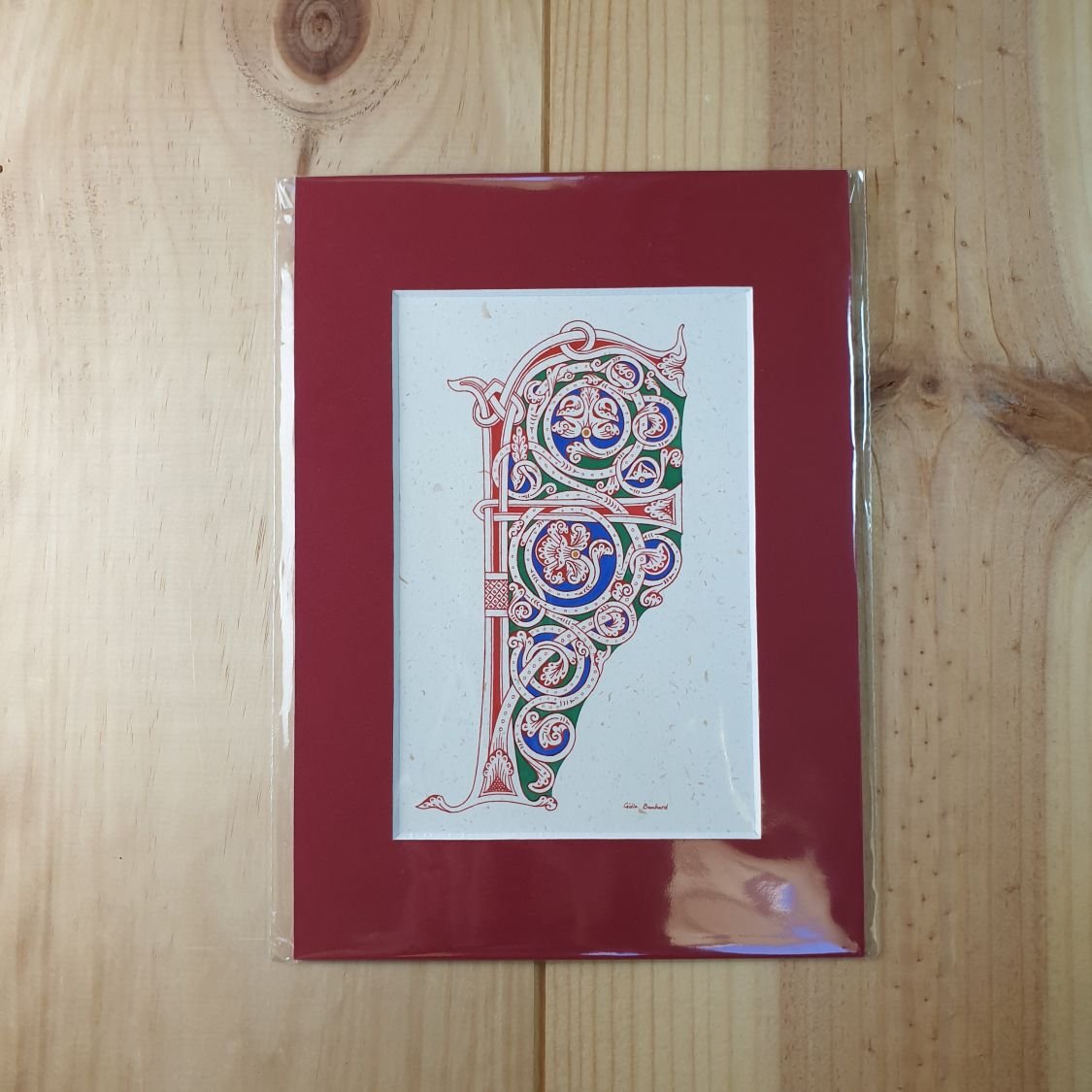 Verlichte letter F in Romaanse stijl