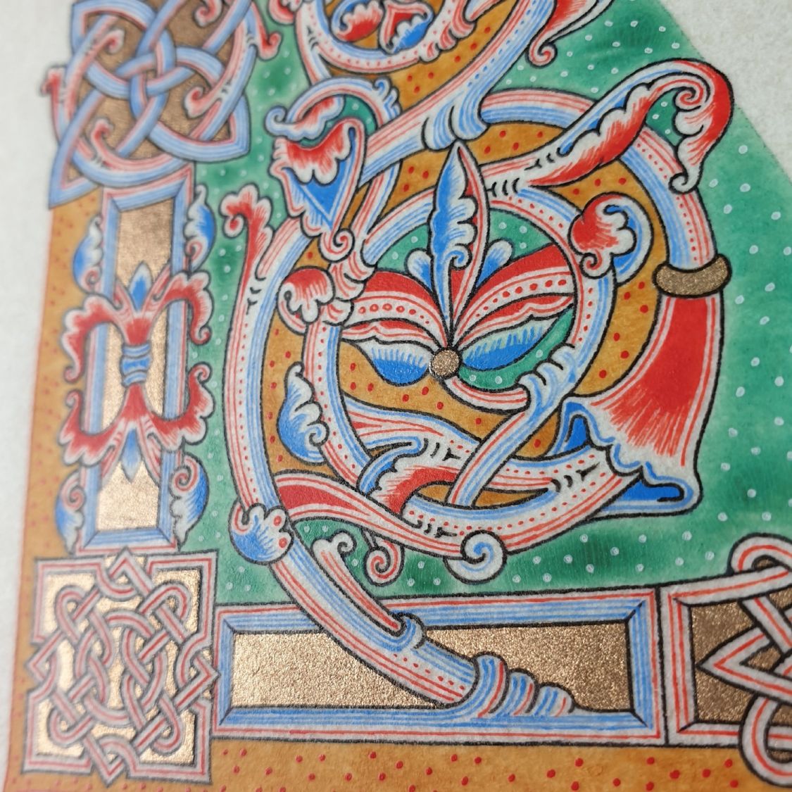 Verlichte letter L in Romaanse stijl