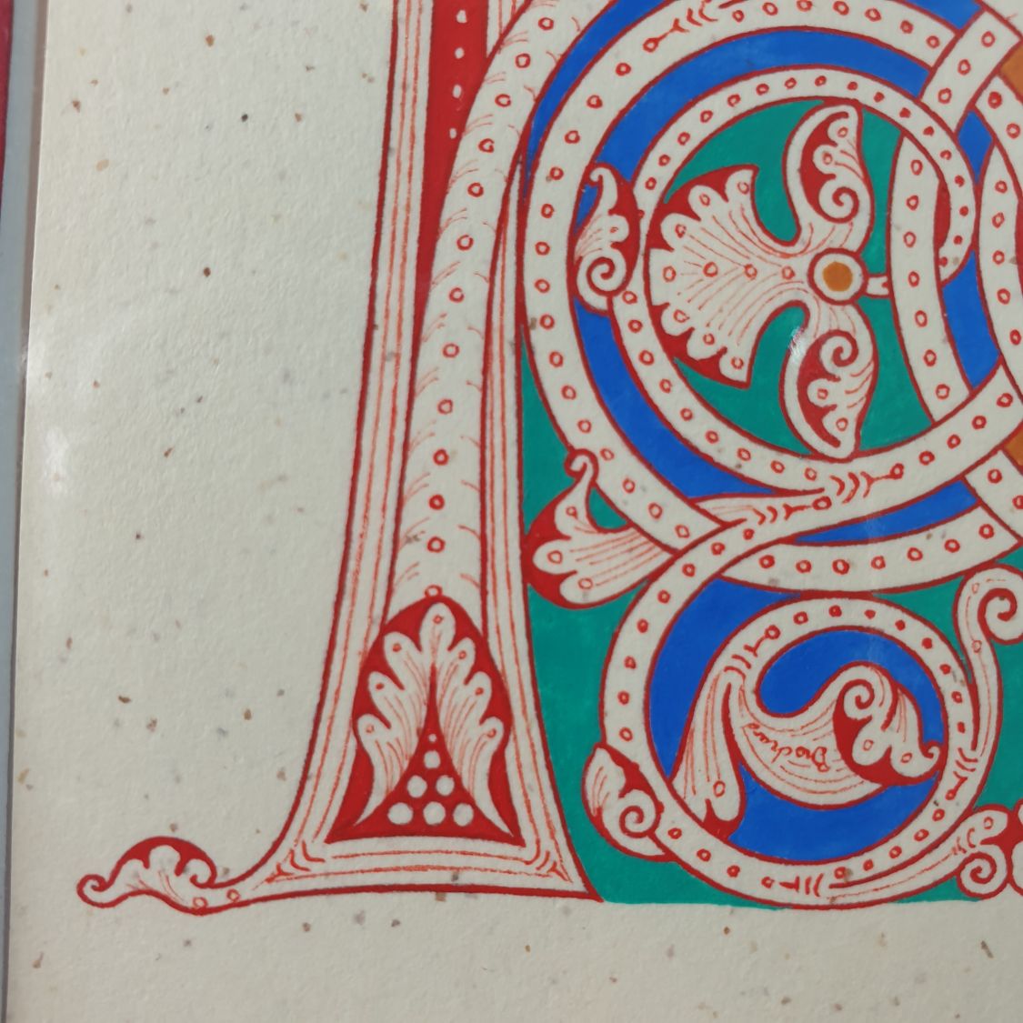 Verlichte letter H in Romaanse stijl