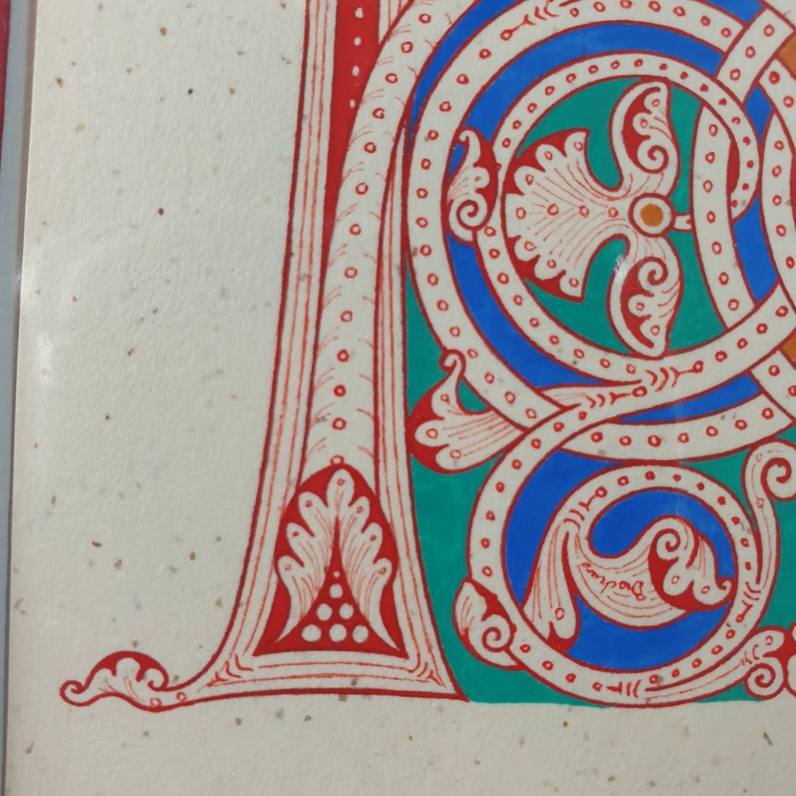Verlichte letter H in Romaanse stijl