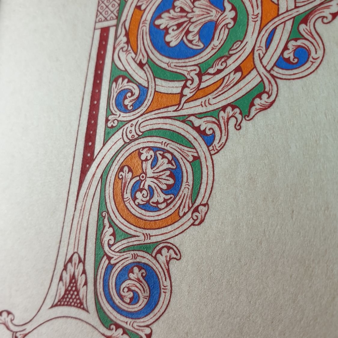 Verlichte letter P in Romaanse stijl