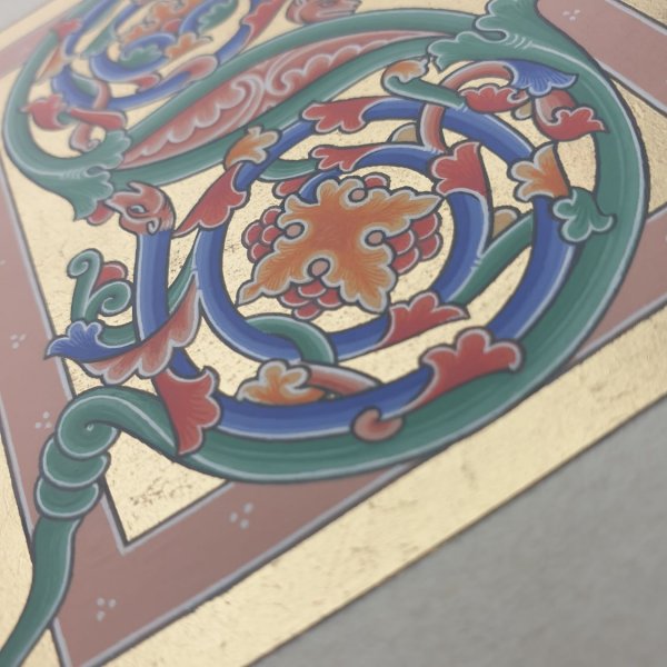 Verlichte letter S in Romaanse stijl