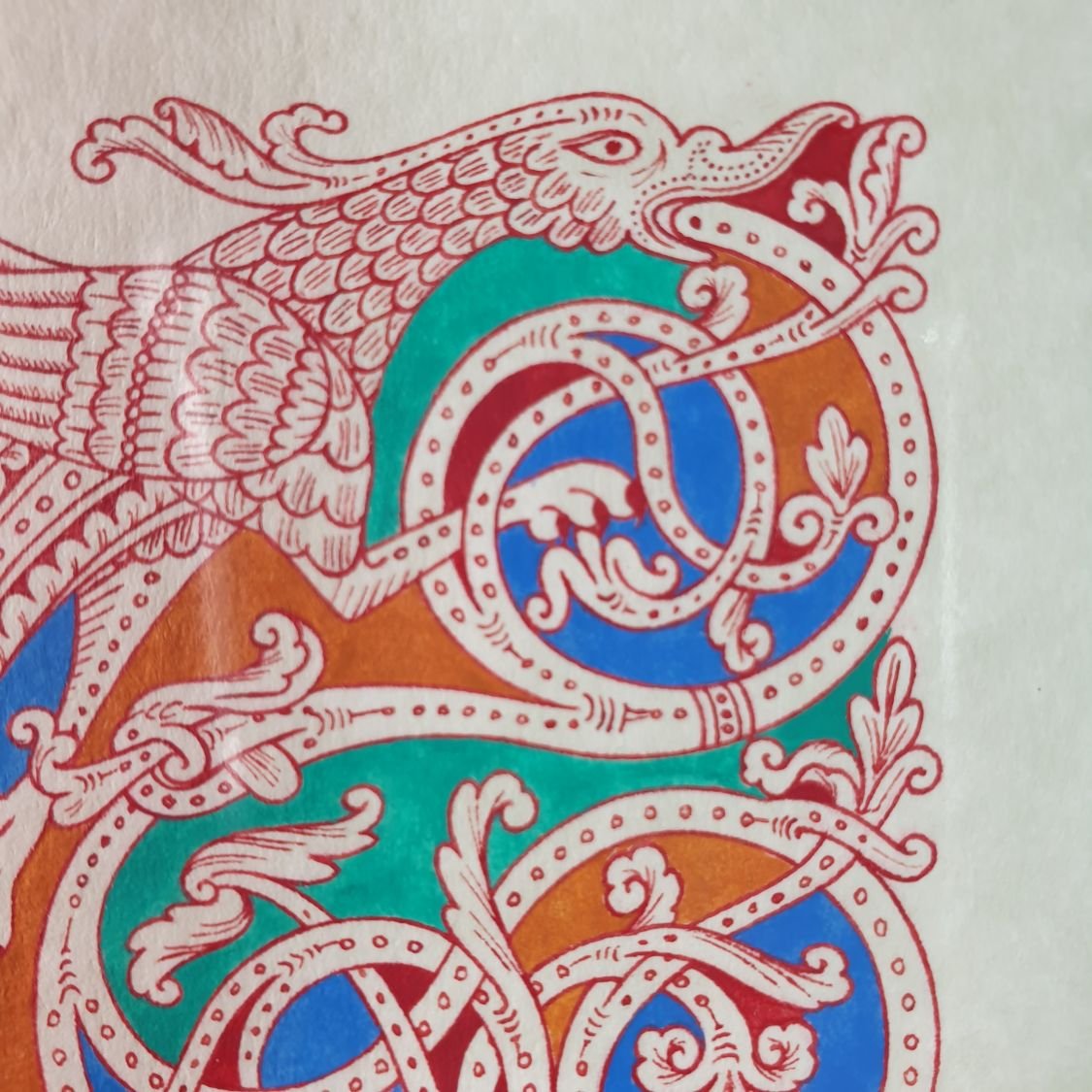 Verlichte letter F in Romaanse stijl