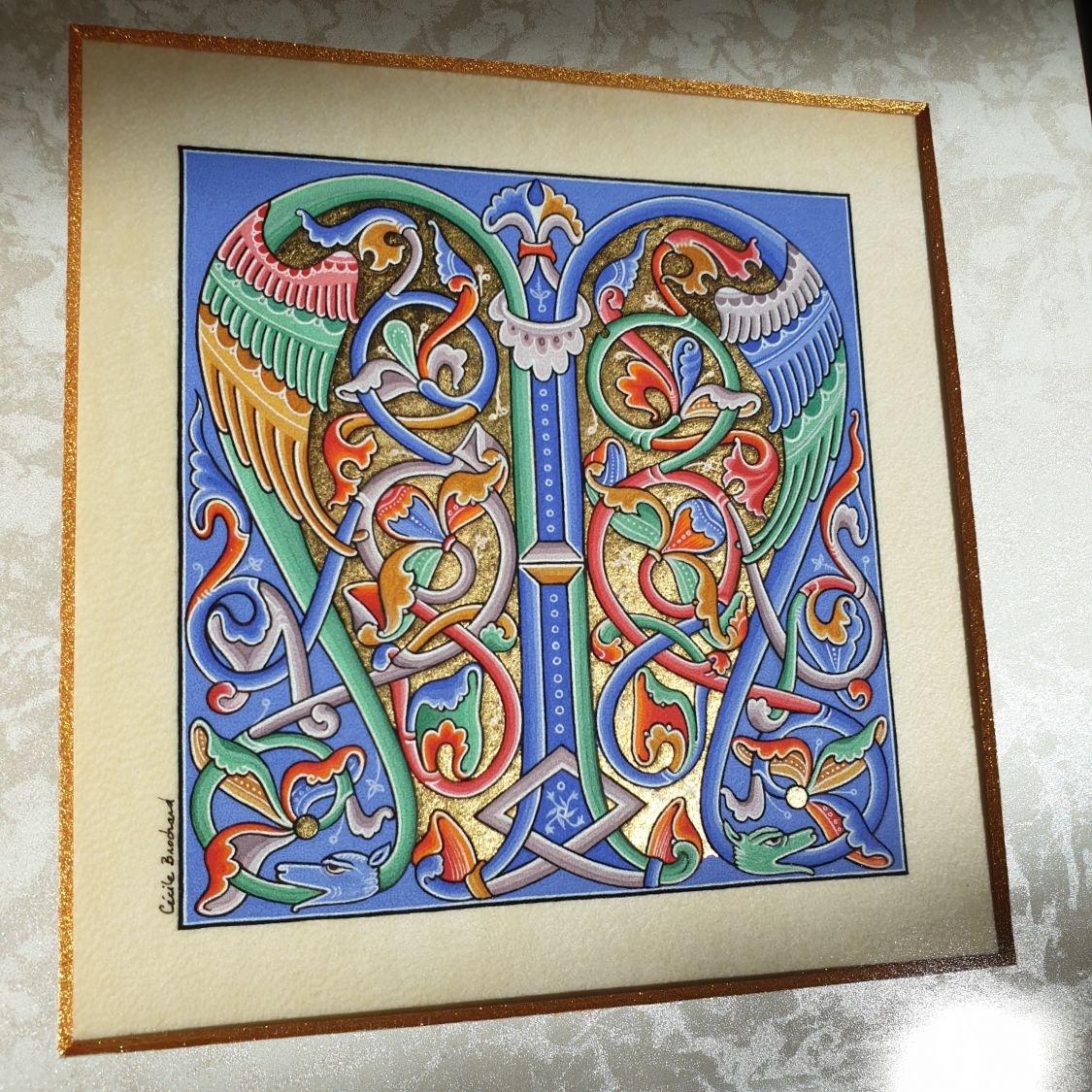 Romaanse verlichte letter M ingelijst