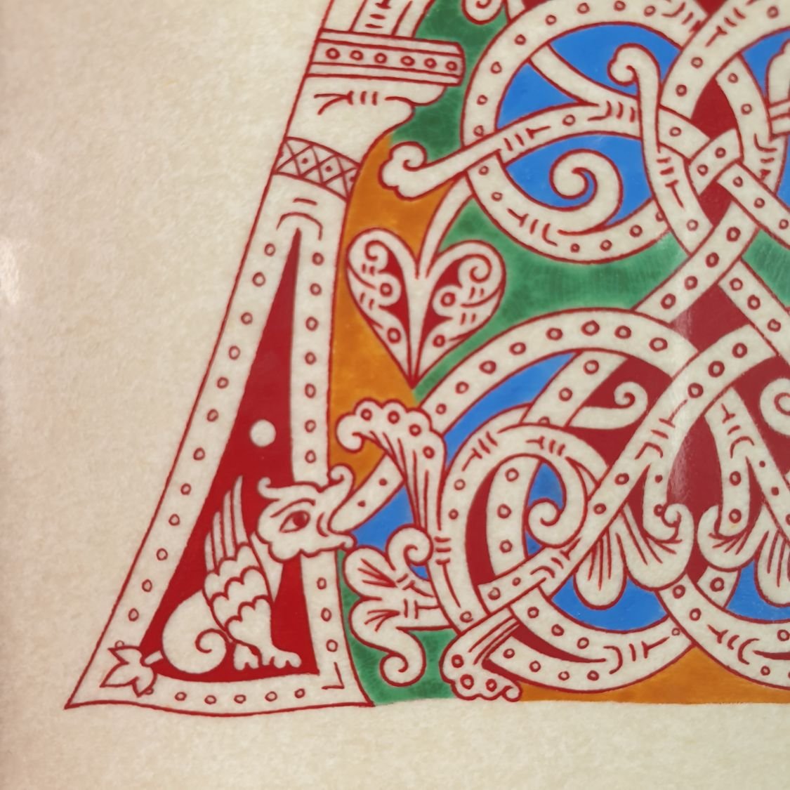 Verlichte letter A in Romaanse stijl