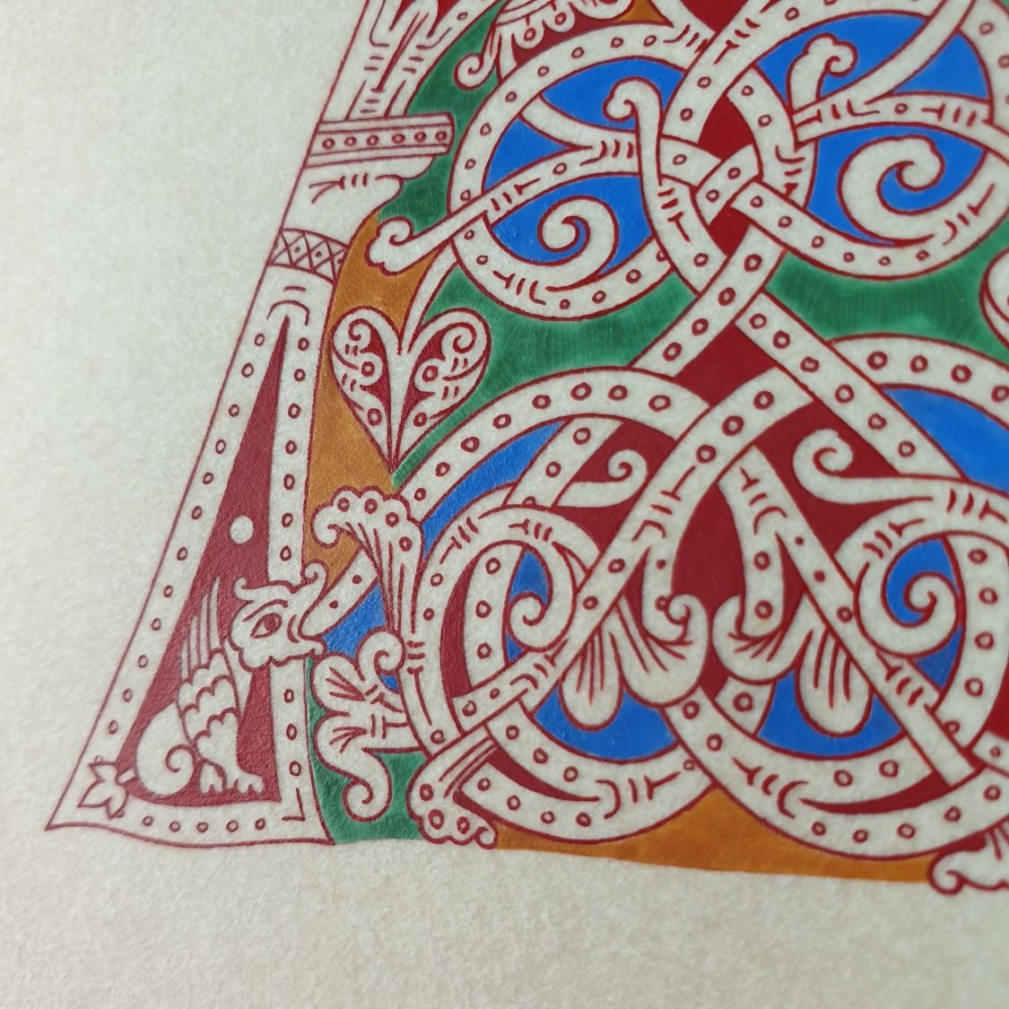 Verlichte letter A in Romaanse stijl