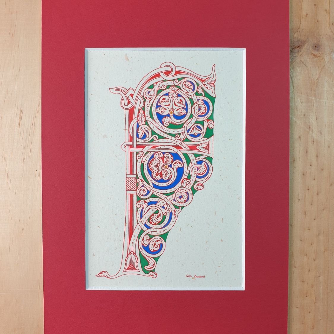 Verlichte letter F in Romaanse stijl