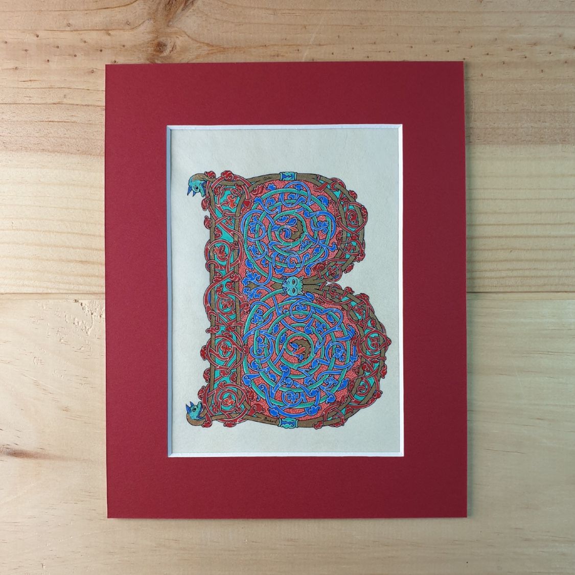 Verlichte letter B in Romaanse stijl