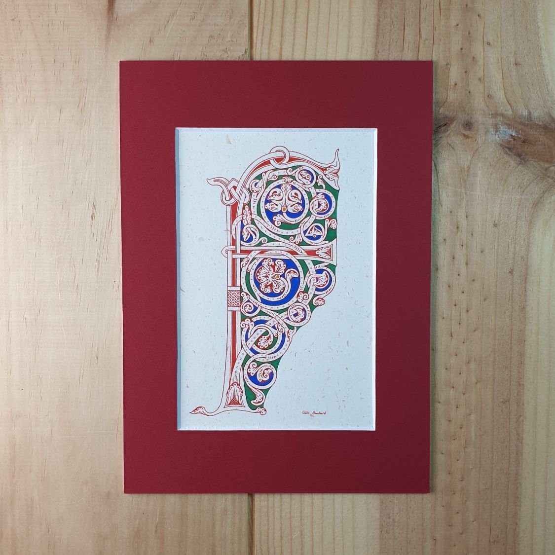 Verlichte letter F in Romaanse stijl