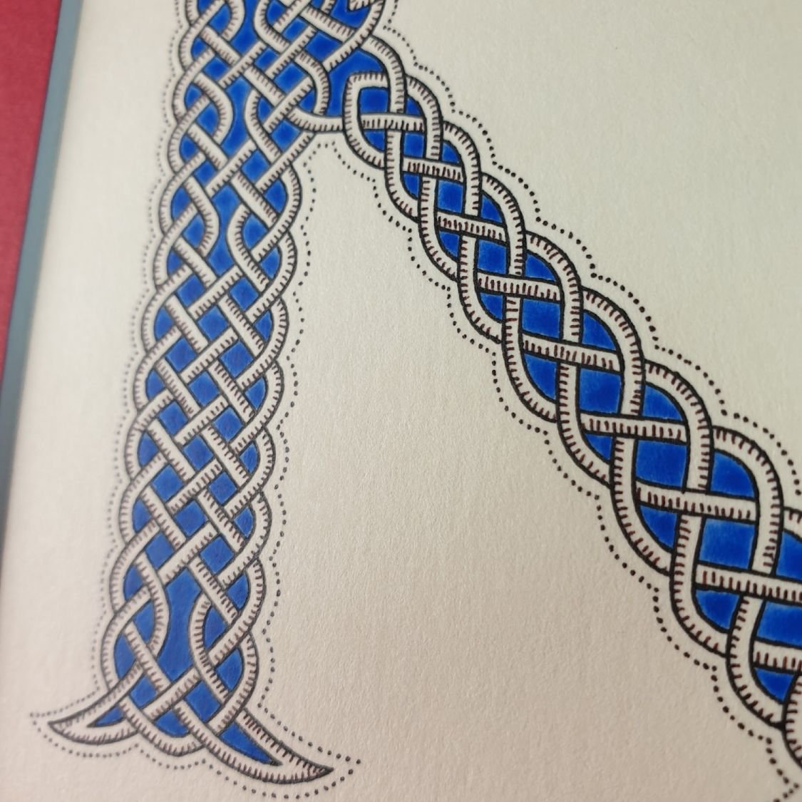 Verlichte letter K met interlacing