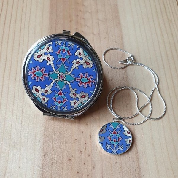 Miroir de sac enluminure fleurs et arabesques