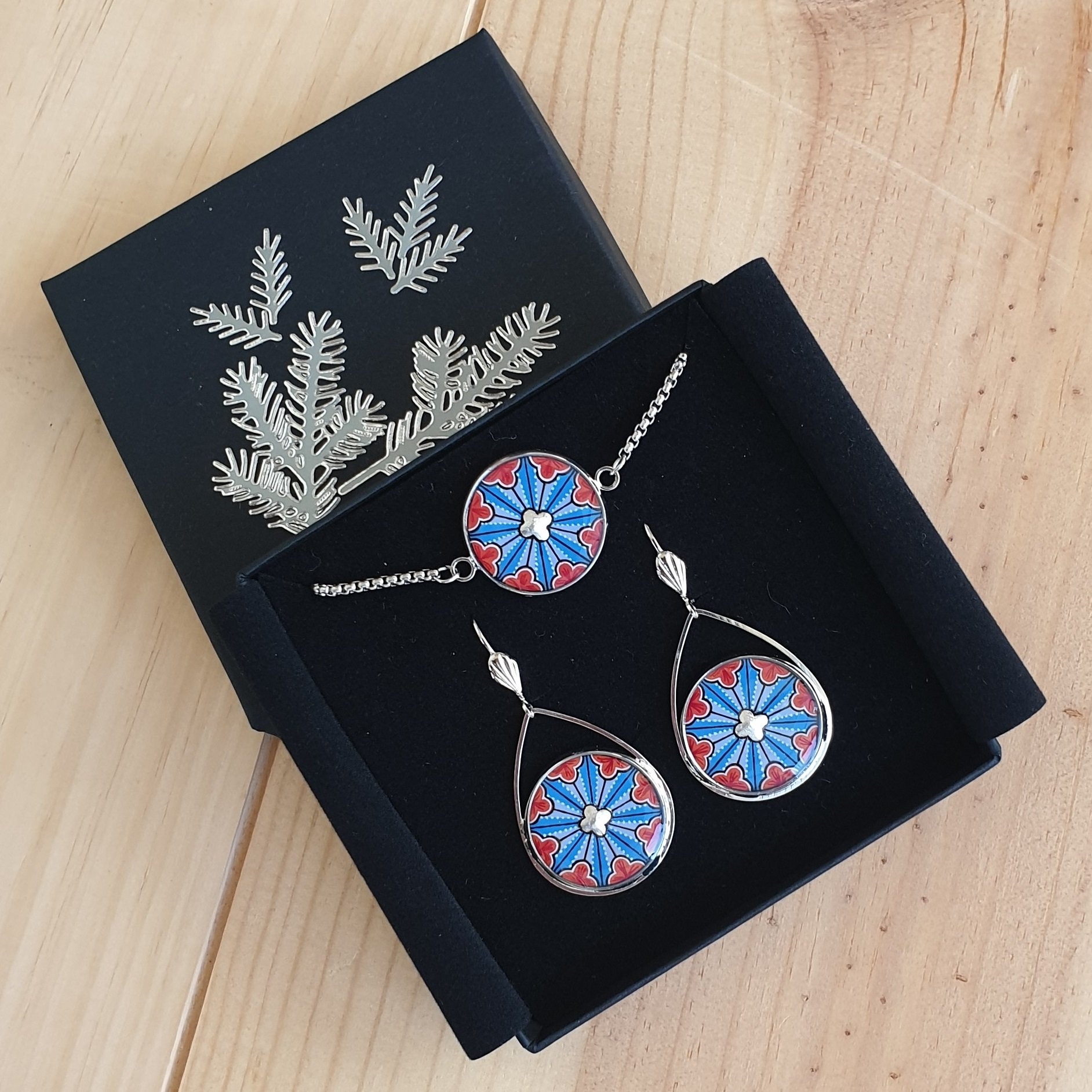 Parure boucles d'oreille et bracelet enluminure rosace gothique argent&eacute;e