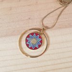 Goud/rood/blauw/groen rozet hanger ketting aan gouden ketting