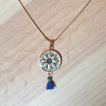 Goud/blauwe bloemen hanger ketting aan gouden ketting