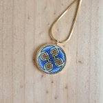 Hanger collier met blauwe palmetten, goud en rood vlechtwerk aan gouden ketting