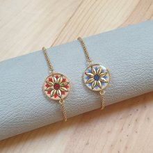 Verstelbare armband met goud/blauw bloemmotief aan gouden ketting