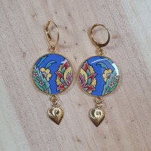 Oosterse bloem hanger oorbellen met blauwe achtergrond
