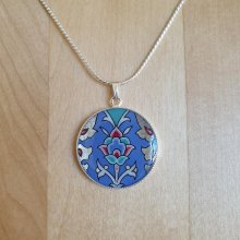 Ketting met bloem en arabesk design blauw/zilver/groen/roze aan zilveren ketting