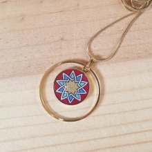 Goud/rood/blauw/groen rozet hanger ketting aan gouden ketting