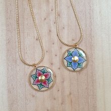 Ketting met roze of blauwe bloemen aan gouden ketting