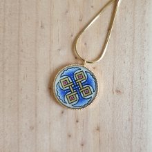 Hanger collier met blauwe palmetten, goud en rood vlechtwerk aan gouden ketting